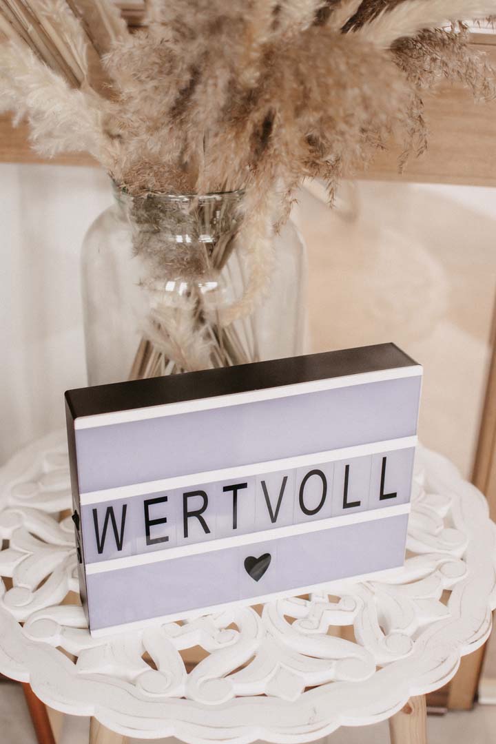 Schild mit der Aufschrift "Wertvoll" in einem Brautladen.